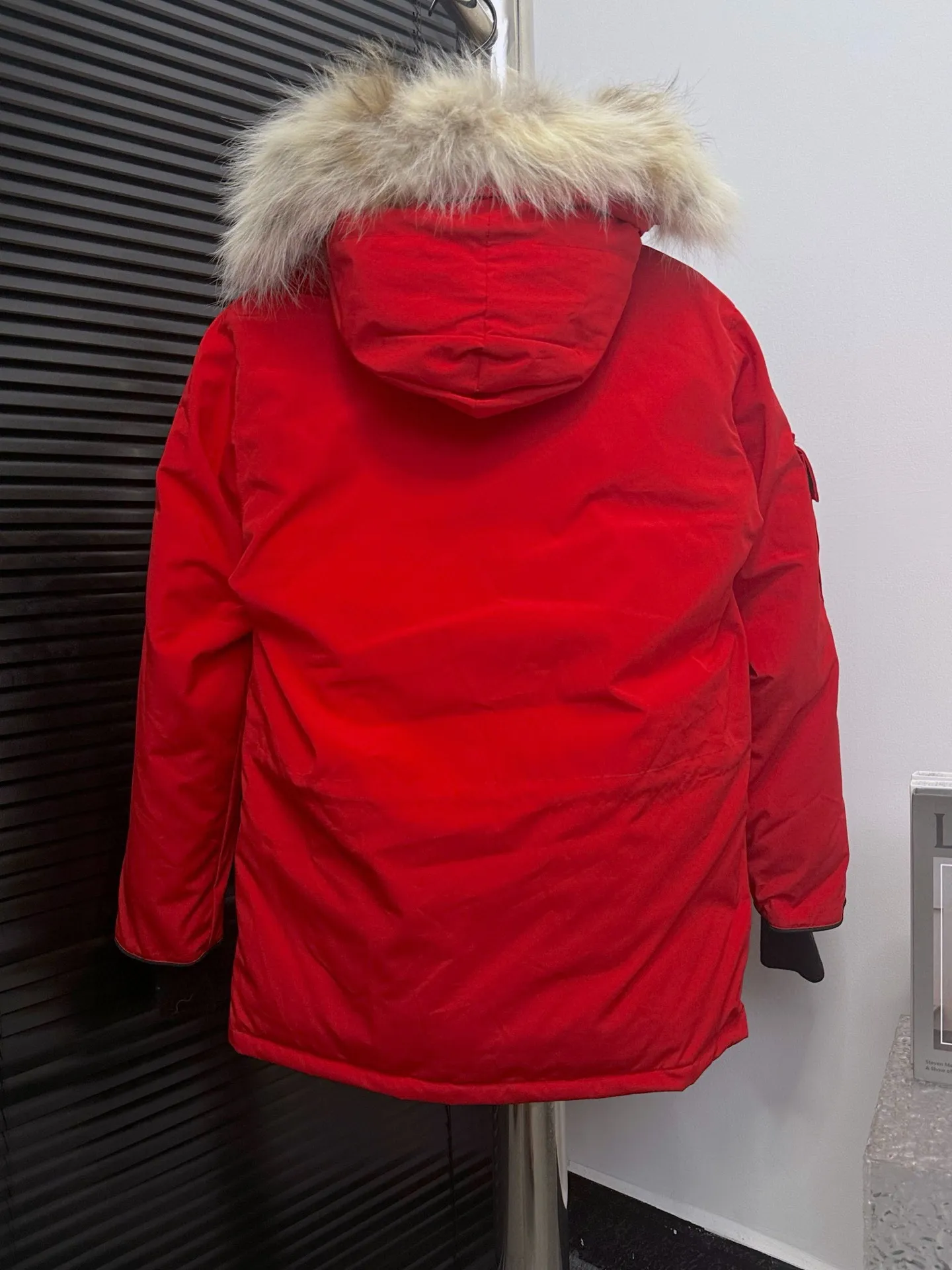 P780 Top Purchasing Version Chinese Red (Wolf Hair Optional) 🇨🇦CANADA GOOES 24 New Models 08/Couple Style Direct Factory Supply: Supplying Global Purchasing, Micro Business, Entity, Tmall, High-end Stalls and Studio Cooperation, Free Shipping! Canada Goose Expedition Parka 2008 is the same style for men and women. It is mid-length and the most timeless classic. All Arctic and Antarctic scientific expedition teams choose Canada Goose as their cold-proof equipment. It is the Rolls-Royce of down jackets. ➖ Industry-leading anti-counterfeiting chip sensing. ➖ Imported Behringer embroidery machines and customized embroidery labels, the highest level and industry leading. ➖ Imported Korean 21-count polyester-cotton blended original fabric, TC85 waterproof coated fabric, water-repellent, windproof and wear-resistant. ➖ The new national standard 80 white duck down is filled with an average of 520 grams of down. The amount of down filled is industry-leading. ➖ 100% nylon lining with double double-layer sealing design to prevent velvet running, and seamless thread design on the cuffs! ➖ Western Canadian Green Wolf Collar. ➖ Yoshida YKK provides original factory-customized electroplated sliders. YKK two-way lockable zippers are tight and smooth and do not peel off paint. ➖ 3M composite Velcro is durable and the accessories and hardware are all custom-made. Note: Our copywriting is only simple and clear. Instead of bragging about the copywriting, it is better to compare and understand with samples. Only for the purest goose, the most dedicated, the most professional, the highest quality, the highest cost performance!  Size:XS-XXL